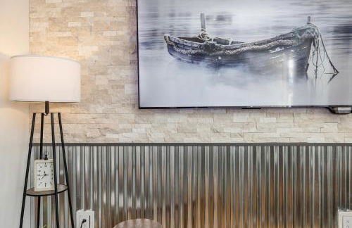 Country Cow Flair with Large TVs, Ample Parking, Nintendo, EV Ready - Photo 18