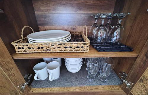 Luna's Cozy Private Hosted Suite with Fireplace and 2 Bedrooms - Foto 9