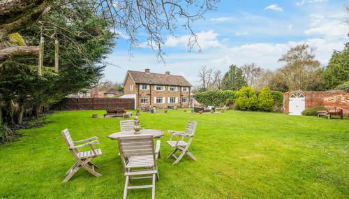 Designer Cottage with Parking - Esher Surrey - Pass the Keys - Foto 3, sunbed