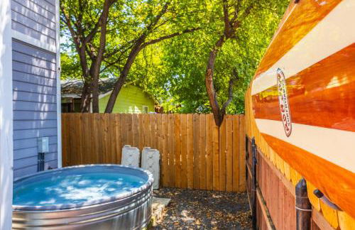 Modern 2-Story Cowboy Pool Home with King Beds Walk to 6th St & Rainey Street - Foto 5