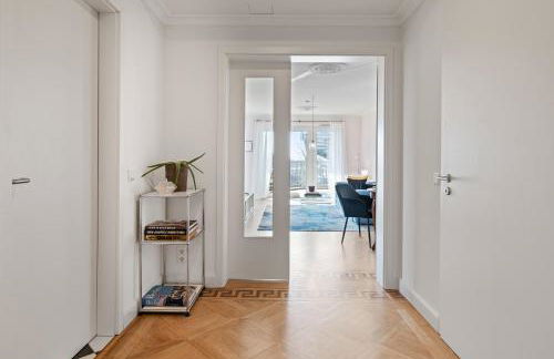 CLS Moderne City-Wohnung Hamburg Tiefgarage, Klimaanlage, Free-TV, 65 Zoll Smart-TV, E-Laden, Balkon, Parken, Nespresso Maschine inklusive Kapseln, Blick über Hamburg, Cafe im Haus, Bus gegenüber, Flex Check In - Foto 3