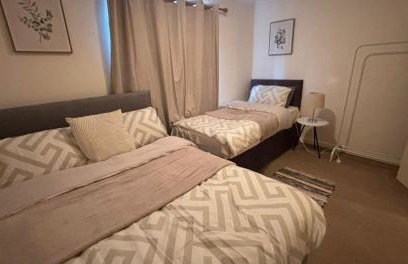 Cosy 2 Bedroom House - Large Driveway, EV Socket, WiFi, Contractor & Leisure Stays - Foto 25