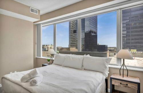 Luxury Condo w/ Lake Views! Center of Downtown - Foto 9