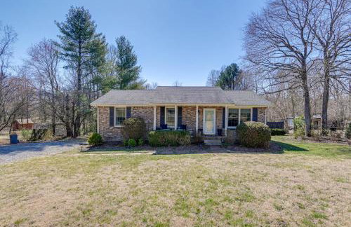 Family Home with Furnished Deck in Fairview! - Foto 27