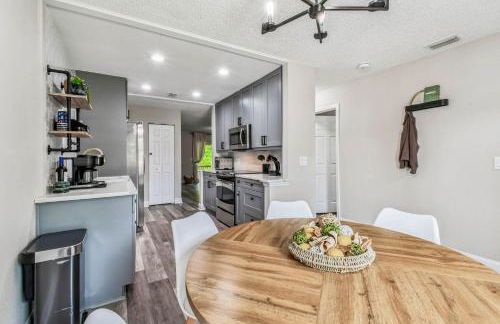 Heart of S Tampa- Hot Tub, Private Backyard, Fire Pit, Grill, 5 min to Beach - Foto 10