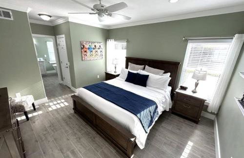 BRAND NEW! Lakefront 9BR Pool Hot Tub Outdoor Kitchen BBQ Theater 2 miles Disney - Foto 45