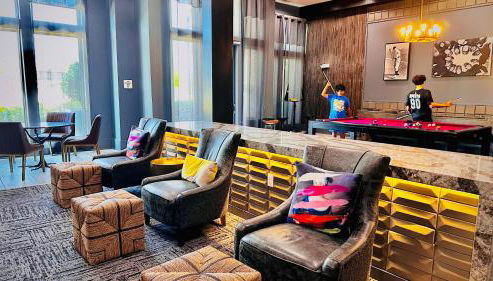 Lux Modern Apartment with Pool View & Prime Location - Foto 5