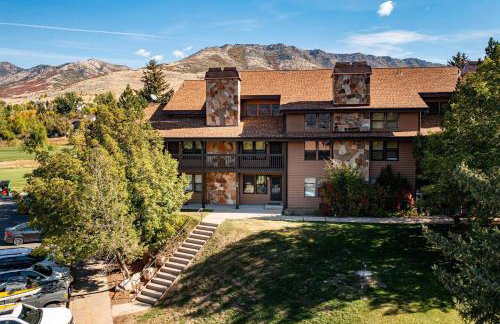 Welcoming Wolf Getaway WL1405 Ski Escape Hot Tub - Foto 43