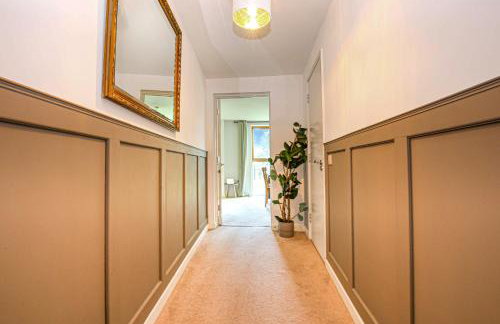 Beautiful City Centre Apartment with Free Parking, Fast-Wifi, SmartTV with Netflix and Private Garden by Yoko Property - Foto 22