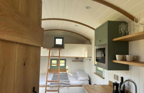 Luxury Shepherds Hut near Glamorgan Coast - Photo 4