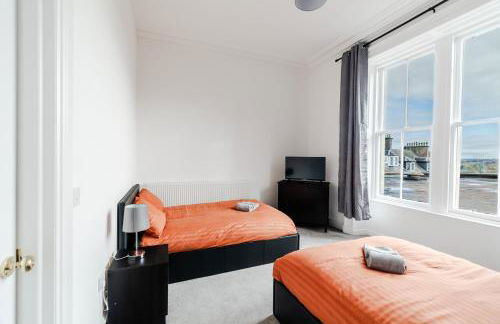 The Central 3BR First-Floor Apartment - Photo 14