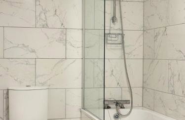 New Spacious 4 Bedrooms 5 Beds House Sleeps 8! - Foto 40