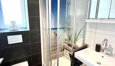 Handwerker Wohnung - Parkplatz vor der Türe - Balkon - bis zu 6 Personen - Foto 3, Shower
