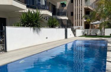 Air-conditioned Elisa Apartment with spacious sunroof lounge and swimming pool - Foto 5