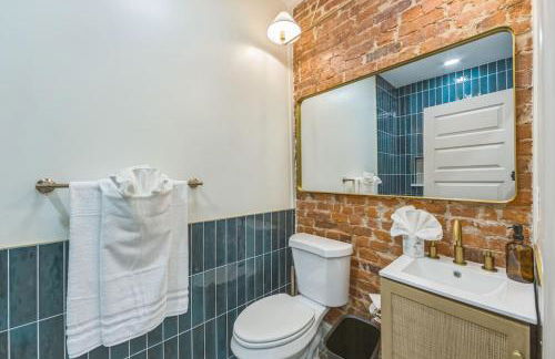 Bi-Level 2BR w Rooftop - Sleeps 12 - 10 min to DT - Foto 14