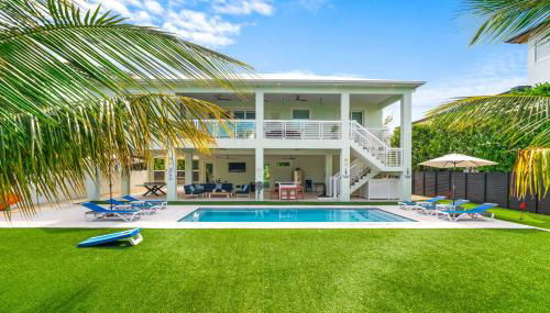 Emerald Oasis Deluxe Waterfront Gem, Heated Pool with Dock - Foto 1