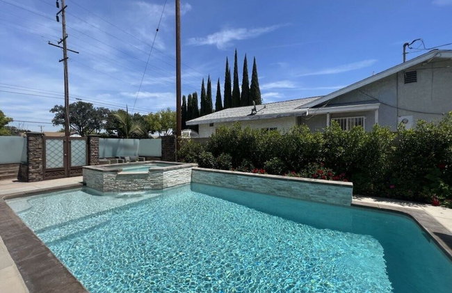Beautiful Remodel 3 Bedroom 2 Bathroom Home With Pool & Jacuzzi - Foto 35