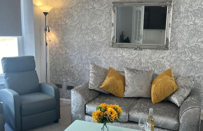 Ayr Refurbished May 2024 3 Bedroom 140m2 Detached House With Private Gardens - Photo 10