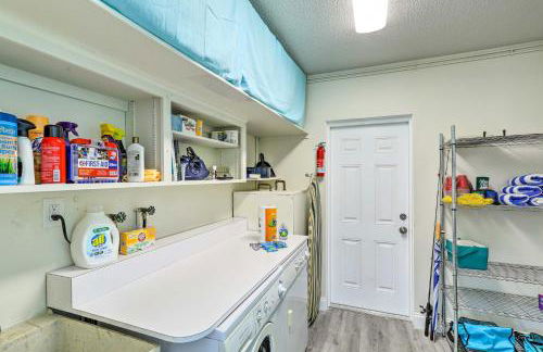 Tropical Waterfront Home Central Location! - Foto 12