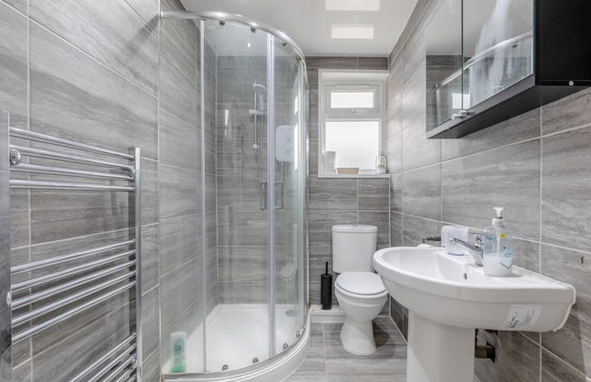 Spacious & Newly Renovated 4BD House East Ham! - Foto 29