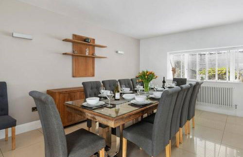 Stunning Property Seaviews, Private Pool & Parking - Photo 17