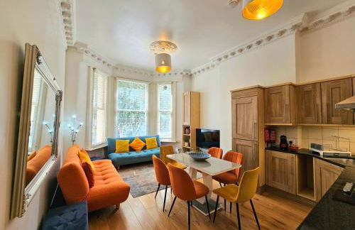 Lovely Ground Floor Home with High Ceiling and a Private Garden with Deck by Earl's Court Station - Photo 1