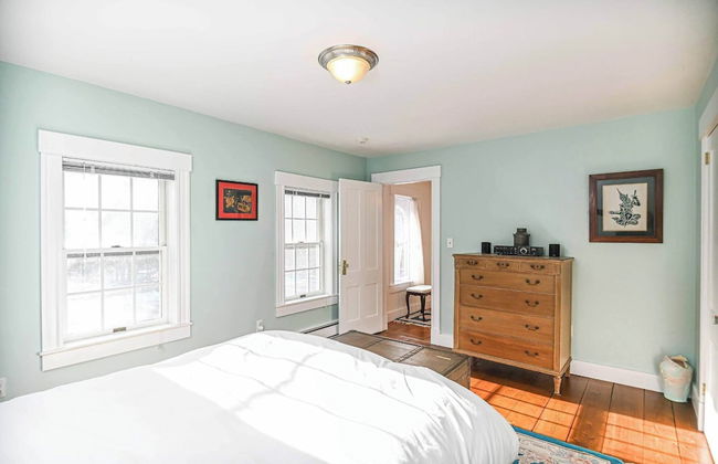 4 BDR w/ Private Hot Tub, Backyard and Deck! - Photo 7