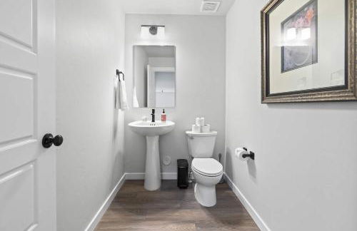 Spacious 6BR - Sleeps 22 - Game Room & Pool Access - Foto 41