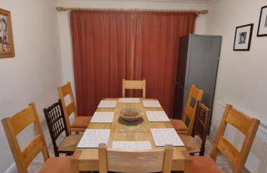 Central to town, 4 bedrooms, sleeps 8, parking for 4 plus cars - Foto 5