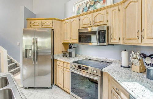 Marina and Pool Roomy Golf-View Home in Southport - Foto 13