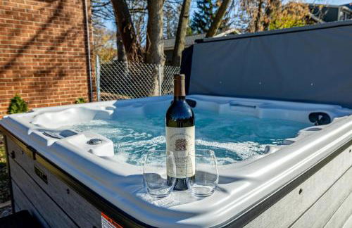 Main Street Retreat Hot Tub Sleeps 8 - Foto 43