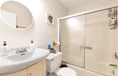 4BR Cozy Family Retreat Near Mall of GA, Near Lake Lanier - Sleeps 10 - Foto 48