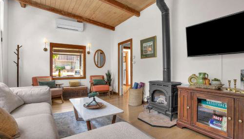 Serene Retreat with Hot Tub - Fire Pit - Deck - Foto 3