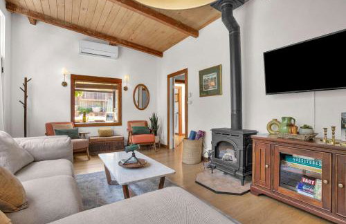 Serene Retreat with Hot Tub - Fire Pit - Deck - Foto 3