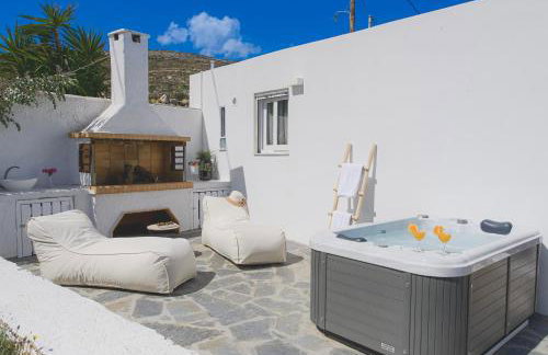 Irini's B & W house with jacuzzi - Photo 4