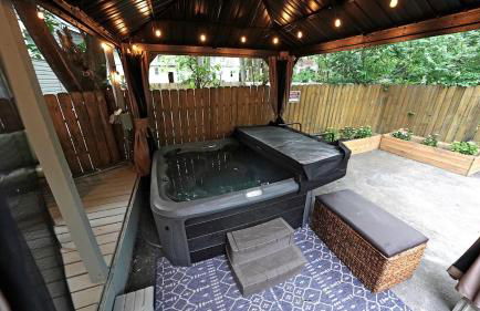 Cozy escape with Hot Tub, ideal for family & friends - Photo 7