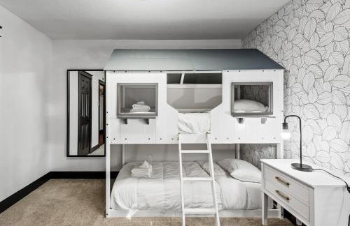 Stunning Carrollton Castle with 4 Bedrooms + Pool + Media Room - Foto 23