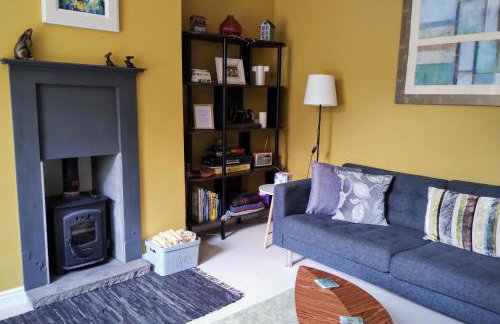 The Cobbles - Central, Parking, Netflix & Woodburner - Photo 3