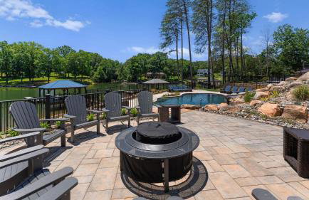 Gray Fox Lodge by Avantstay Waterslide Pool, Theater Sleeps 21 - Foto 28