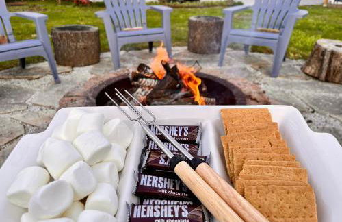 Modern & Cozy on Private Lane, Minutes to Airport - Foto 40