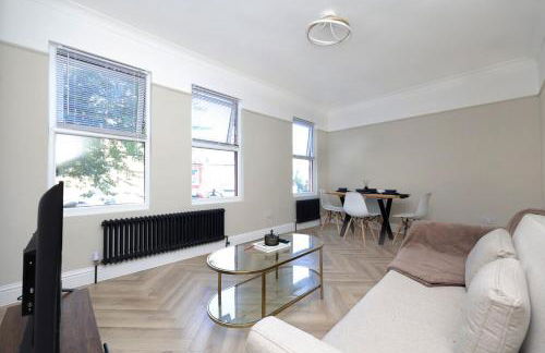 Newly refurbished 2 br apartment with a beautiful garden - Foto 24