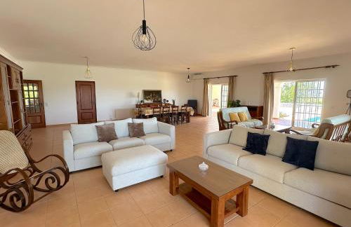 BnB Homes Luxurious Villa Stardust with Swimming pool & BBQ for Family Fun - Foto 11