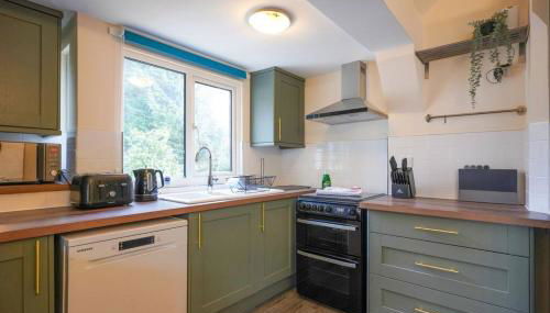 Orchard Bungalow - Sleeps 10 - Close to Town Centre - Free Parking, Pool Table, Fast Wi-Fi and Smart TV with Netflix by Yoko Property - Foto 3