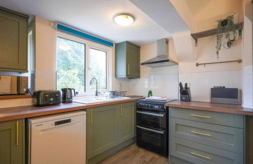 Orchard Bungalow - Sleeps 10 - Close to Town Centre - Free Parking, Pool Table, Fast Wi-Fi and Smart TV with Netflix by Yoko Property - Foto 3