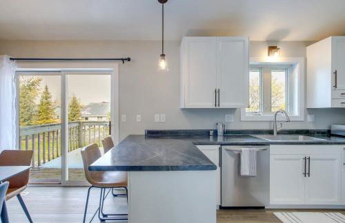 Bright Little Chute Condo with Deck and Yard! - Foto 8