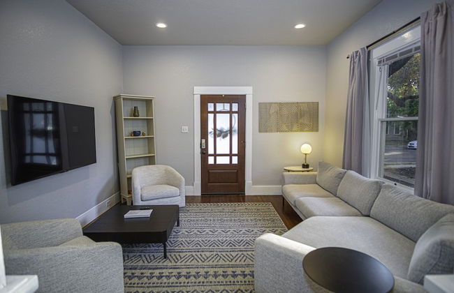 Chic Downtown Farmhouse With Garden and BBQ Grill - Foto 13