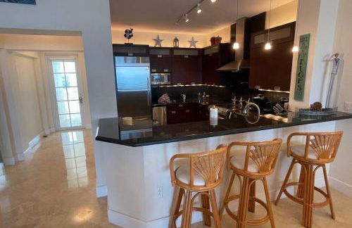 LIC Mgr - LUXURIOUS 2 BED 3 BATH PENTHOUSE SUITE - PANORAMIC OCEAN VIEWS! INDOOR PICKLEBALL - SPEAKEASY! - Foto 9