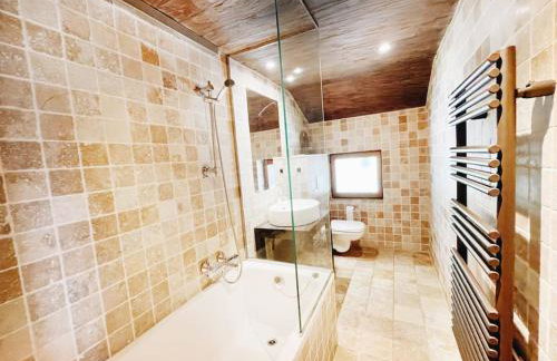 Spacieux Chalet 19pers, Piscine, Jacuzzi, Sauna & Salle de Jeux - Foto 15
