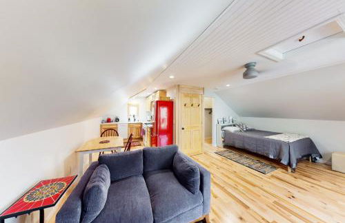 1 Mi to Crystal Lake! Couples Retreat with Deck - Photo 7