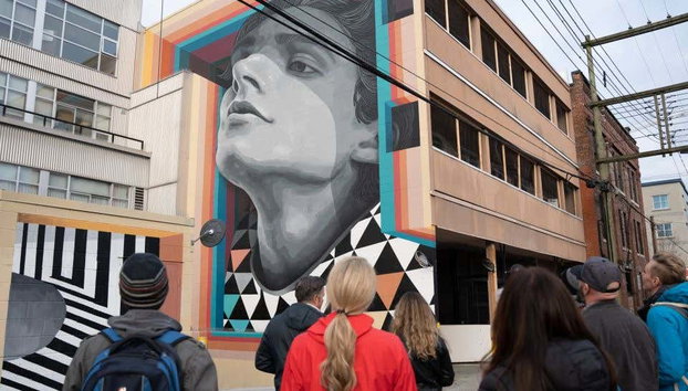 Tour del arte urbano por Calgary + Cata de cervezas - Foto 3, Grupo de turistas observando un mural del centro de Calgary